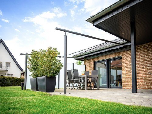 HEIM & HAUS nicht ausgefahrene Pergola Markise mit freundlichem Wetter