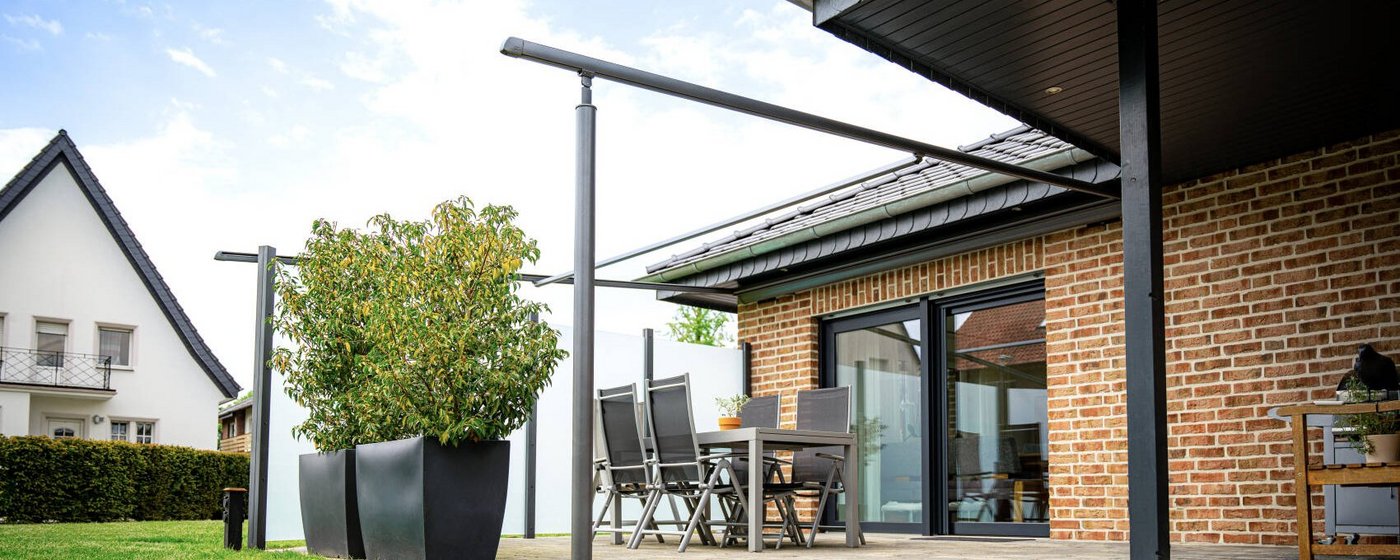 HEIM & HAUS nicht ausgefahrene Pergola Markise mit freundlichem Wetter