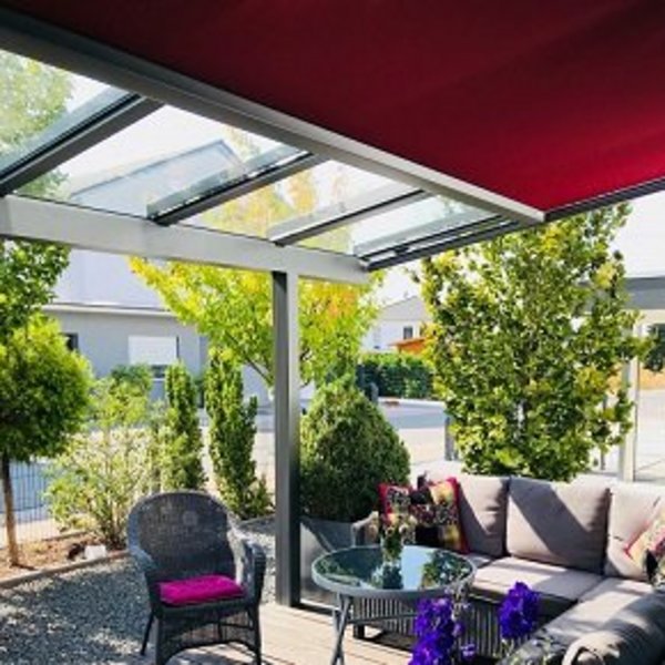 Unterglasbeschattung als Sonne- und Hitzeschutz Unterglasbeschattung mit rotem Markisentuch