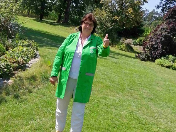 HEIM & HAUS Verkaufsleitung Landshut Fachberaterin HEIM & HAUS Fachberaterin der Verkaufsleitung Landshut mit Daumen nach oben