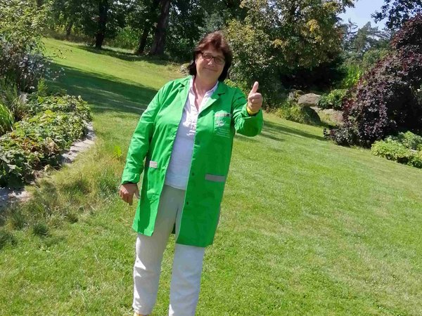 HEIM & HAUS Fachberaterin der Verkaufsleitung Landshut mit Daumen nach oben
