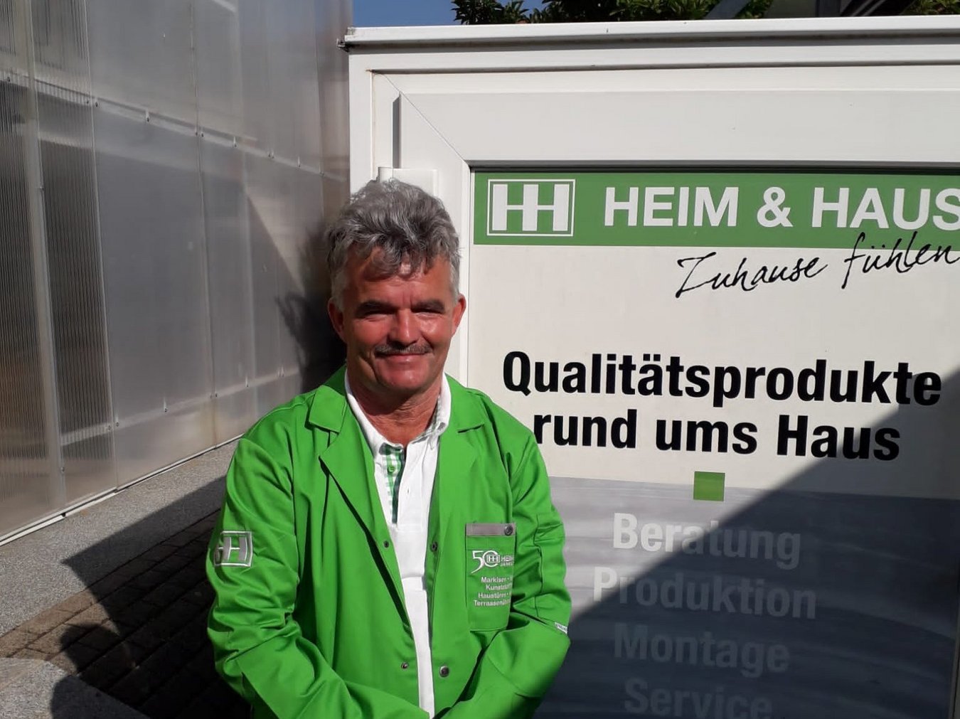 HEIM & HAUS Fachberater Herr Frank aus der Verkaufsleitung Würzburg mit grünem Mantel im Portrait