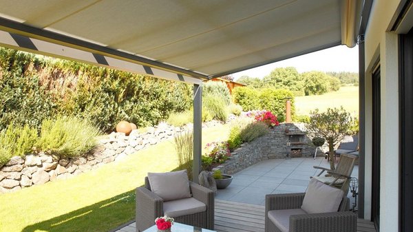 Blick vom Terrassendach mit Beschattung in den Garten