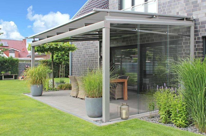 graues Terrassendach im Garten