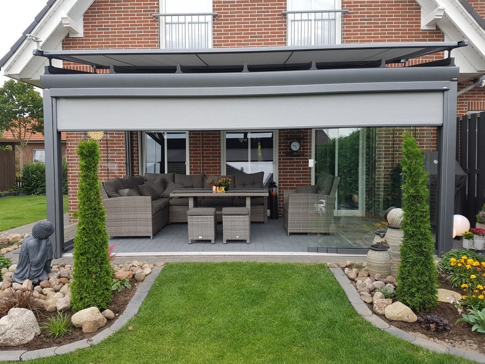 Grauer Zipscreen an Terrassendach