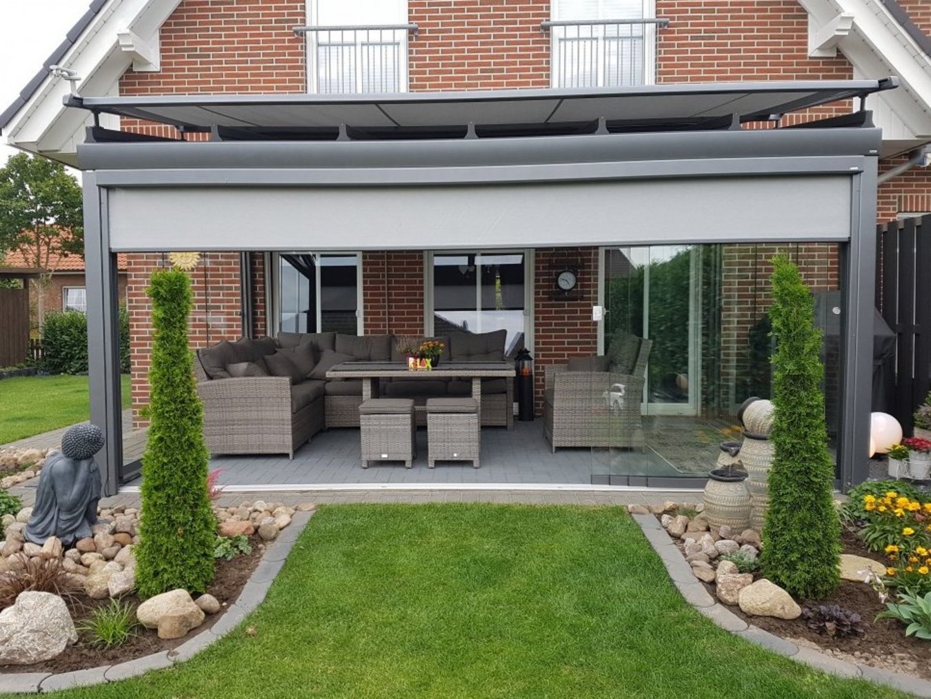 Grauer Zipscreen an Terrassendach