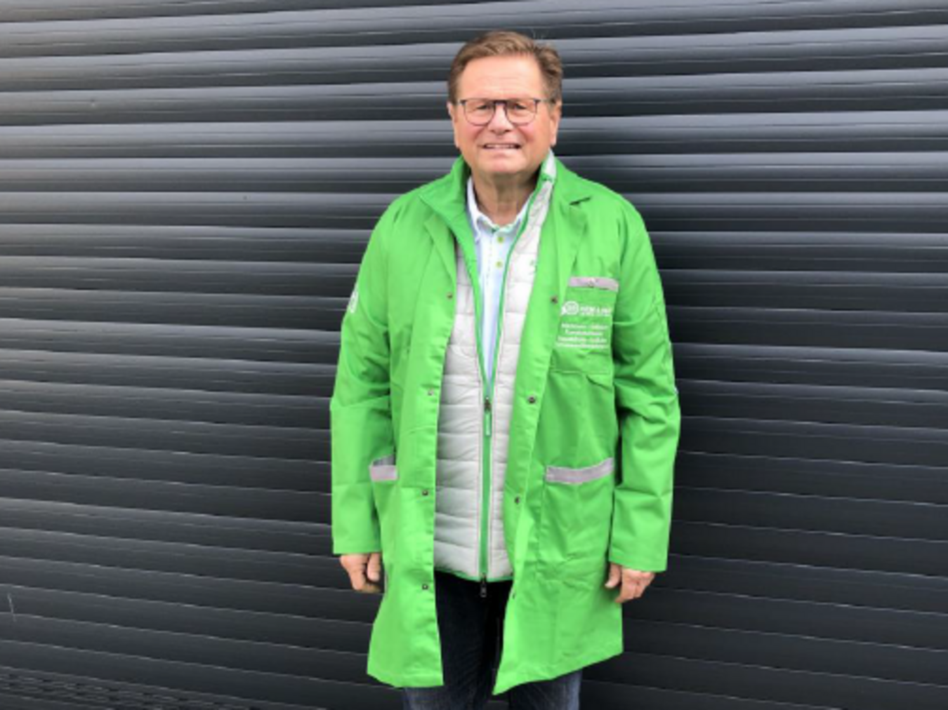 HEIM & HAUS Fachberater Herr Erhart der Verkaufsleitung Günzburg mit grünem Mantel im Portrait