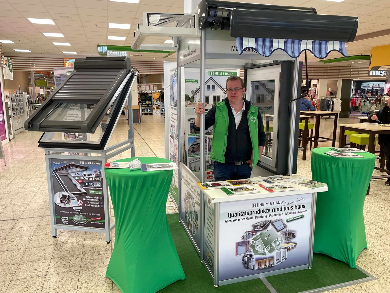 HEIM & HAUS Fachberater der Verkaufsleitung Leipzig an einem Ausstellungsstand in einem Supermarkt mit verschiedenen Exponaten