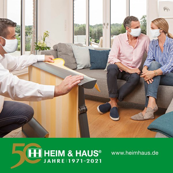 HEIM & HAUS Instagram Posting mit einem Fachberater an einem Markisenexponat