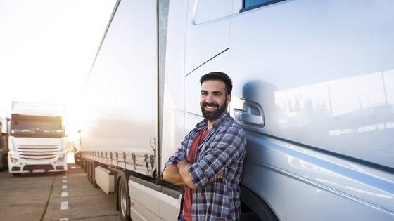 HEIM & HAUS LKW-Fahrer angelehnt an einem LKW
