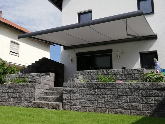 Markise über Terrasse