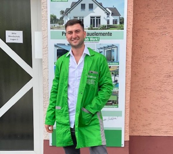 HEIM & HAUS Fachberater Herr Teslenko in einem HEIM & HAUS Kittel 