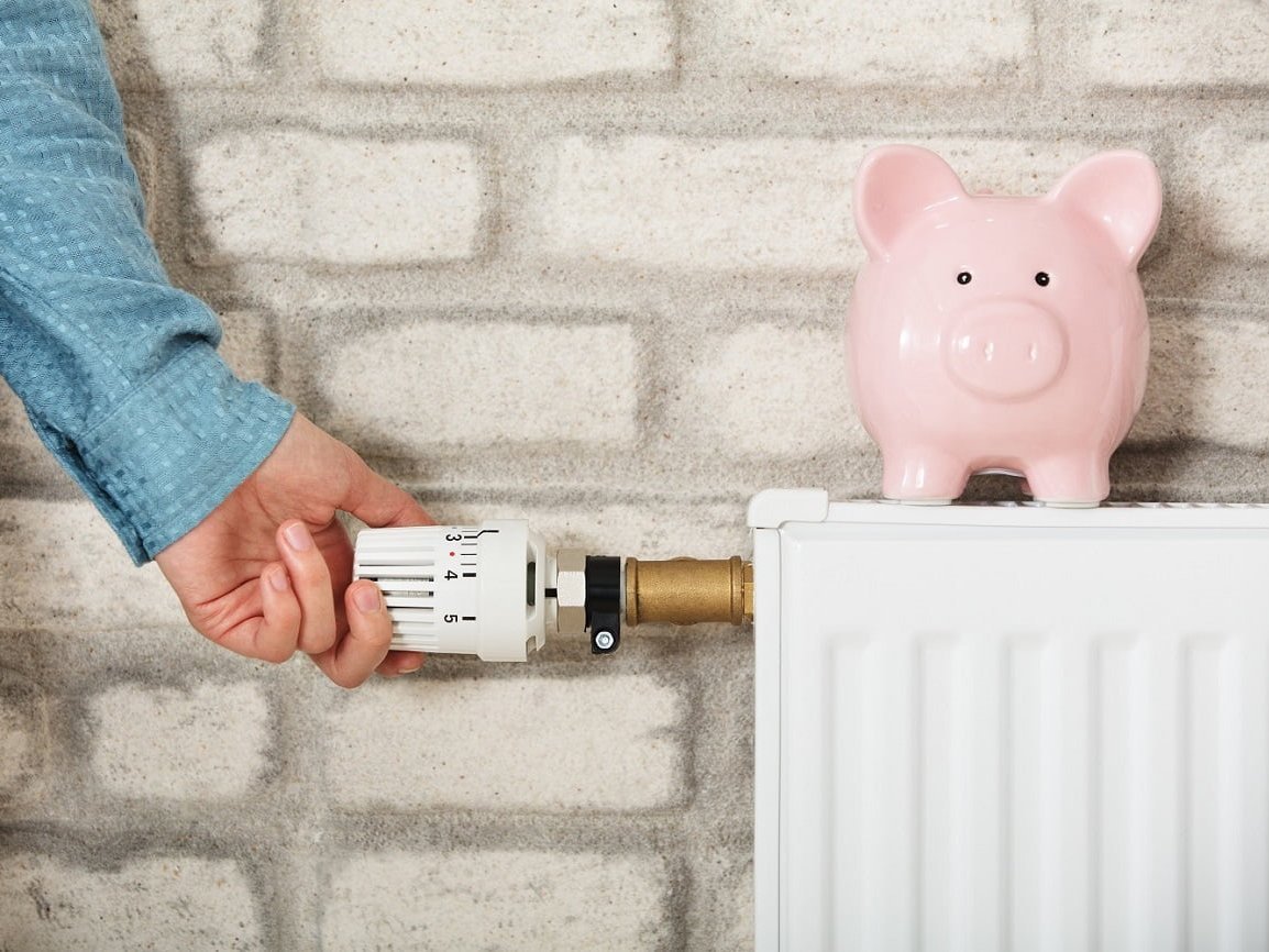 Durch ein effizientes Heizverhalten lassen sich Energie und Heizkosten sparen Sparschwein auf Heizung