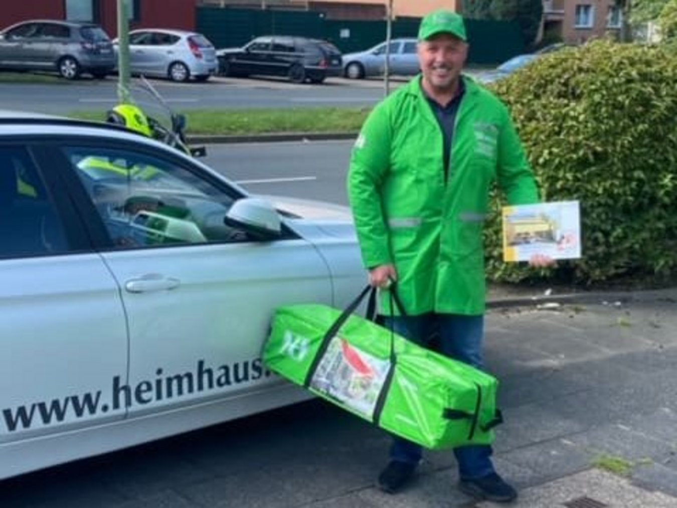 HEIM & HAUS Fachberater Herr Asik der Verkaufsleitung Essen mit einer HEIM & HAUS Tasche