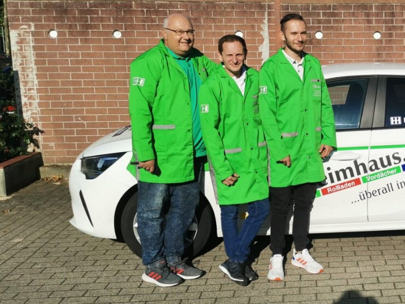 HEIM & HAUS Teamfoto der Verkaufsleitung Bremerhaven vor einem HEIM & HAUS Auto