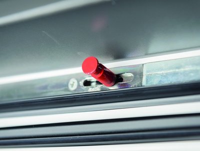 Fenster einbruchsicher machen durch zusätzlichen Pilzkopfzapfen Pilzkopfzapfen am Fenster