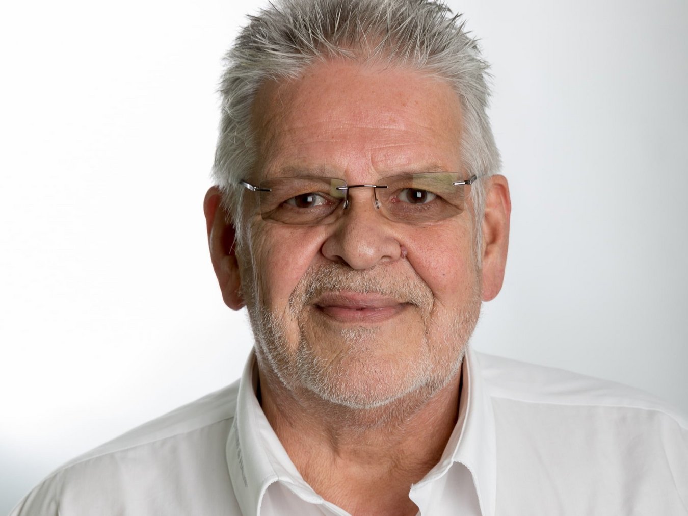 HEIM & HAUS Fachberater Herr Langenwalder der Verkaufsleitung Wiesbaden mit weißem HEIM & HAUS Hemd im Portrait