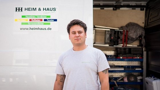 HEIM & HAUS Montagepartner vor einem HEIM & HAUS Bulli