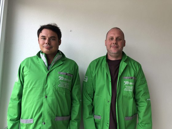 Zwei HEIM & HAUS Fachberater der Verkaufsleitung Nürnberg mit grünen HEIM & HAUS Kitteln