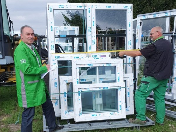 HEIM & HAUS Verkaufsleitung Potsdam Fachberater HEIM & HAUS Fachberater Herr Niedack der Verkaufsleitung Potsdam neben neuen Fenstern