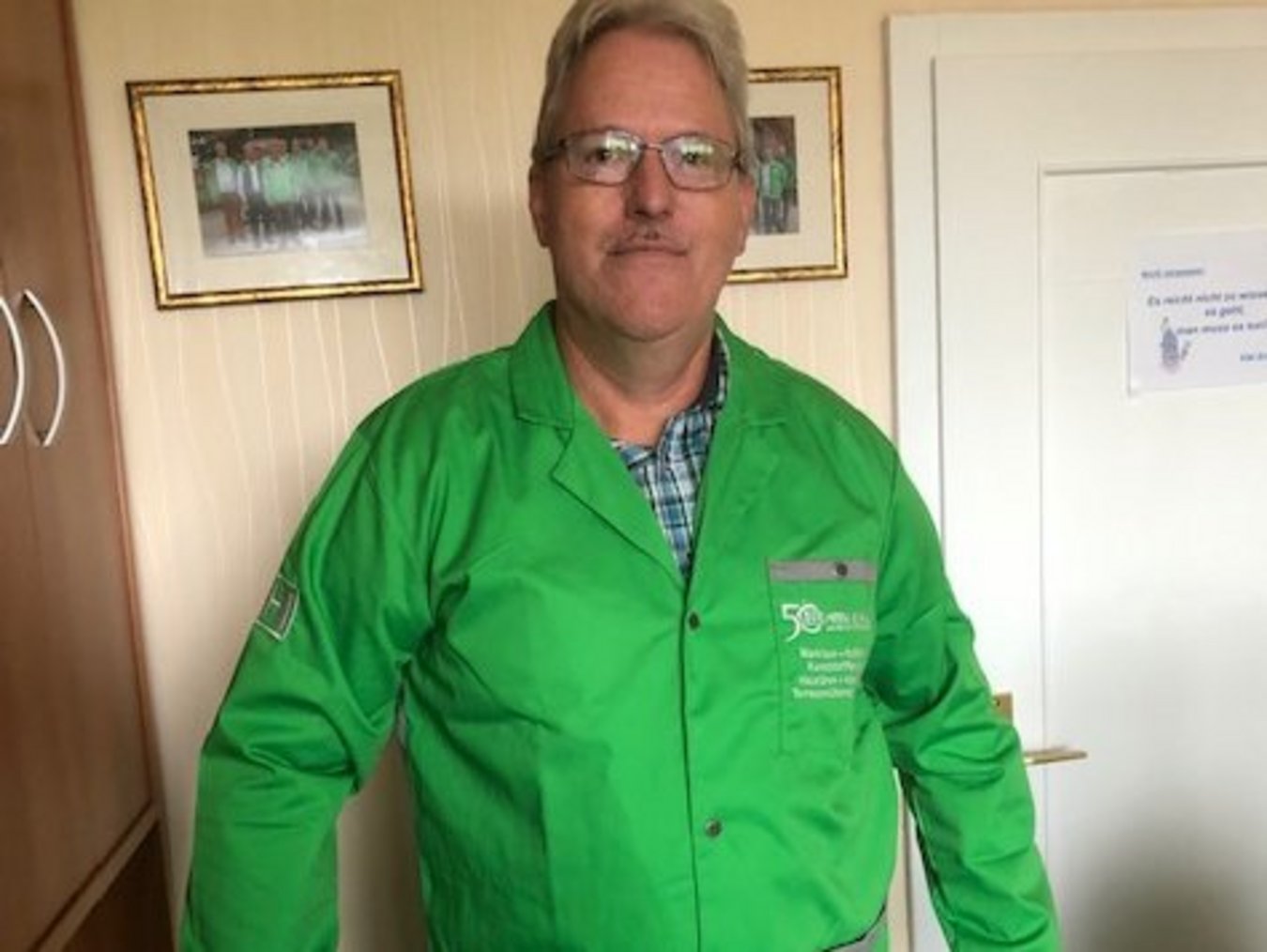 HEIM & HAUS Fachberater der Verkaufsleitung Schwerin mit einem grünen Kittel