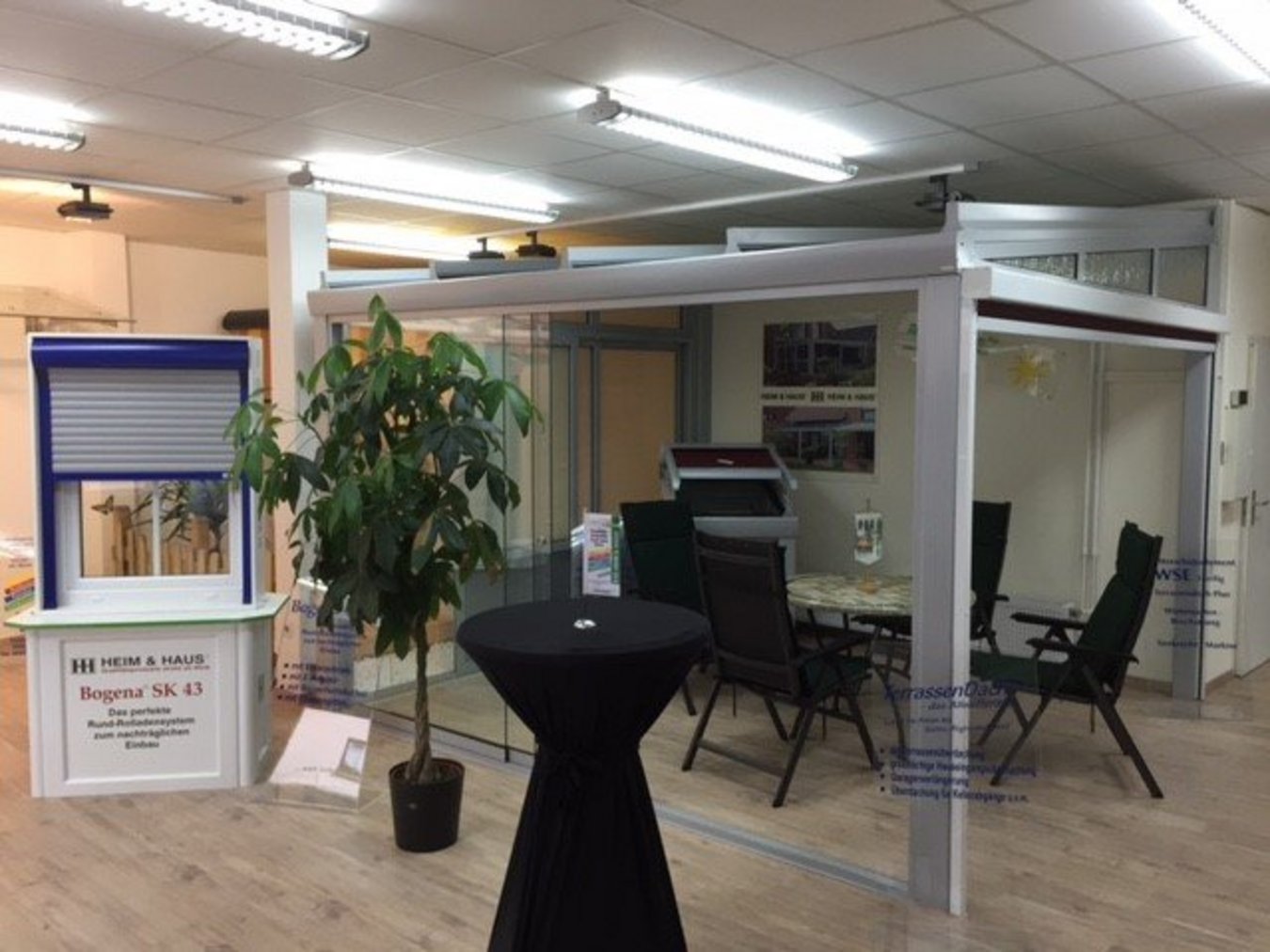 HEIM & HAUS Büro der Verkaufsleitung Marburg mit verschiedenen Exponaten