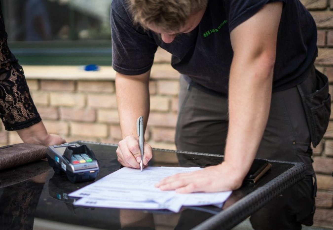 Handwerker, der Auftrag unterschreibt