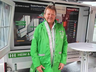 HEIM & HAUS Fachberater Herr Wendel der Verkaufsleitung Heilbronn in einem HEIM & HAUS Mantel