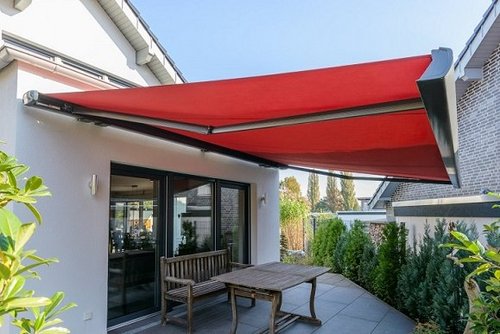 Rote Markise über Terrasse