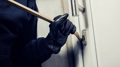 Widerstandsklassen berücksichtigen Zeit, Werkzeug und Professionalität des Täters Einbrecher mit Brecheisen an Türschloss
