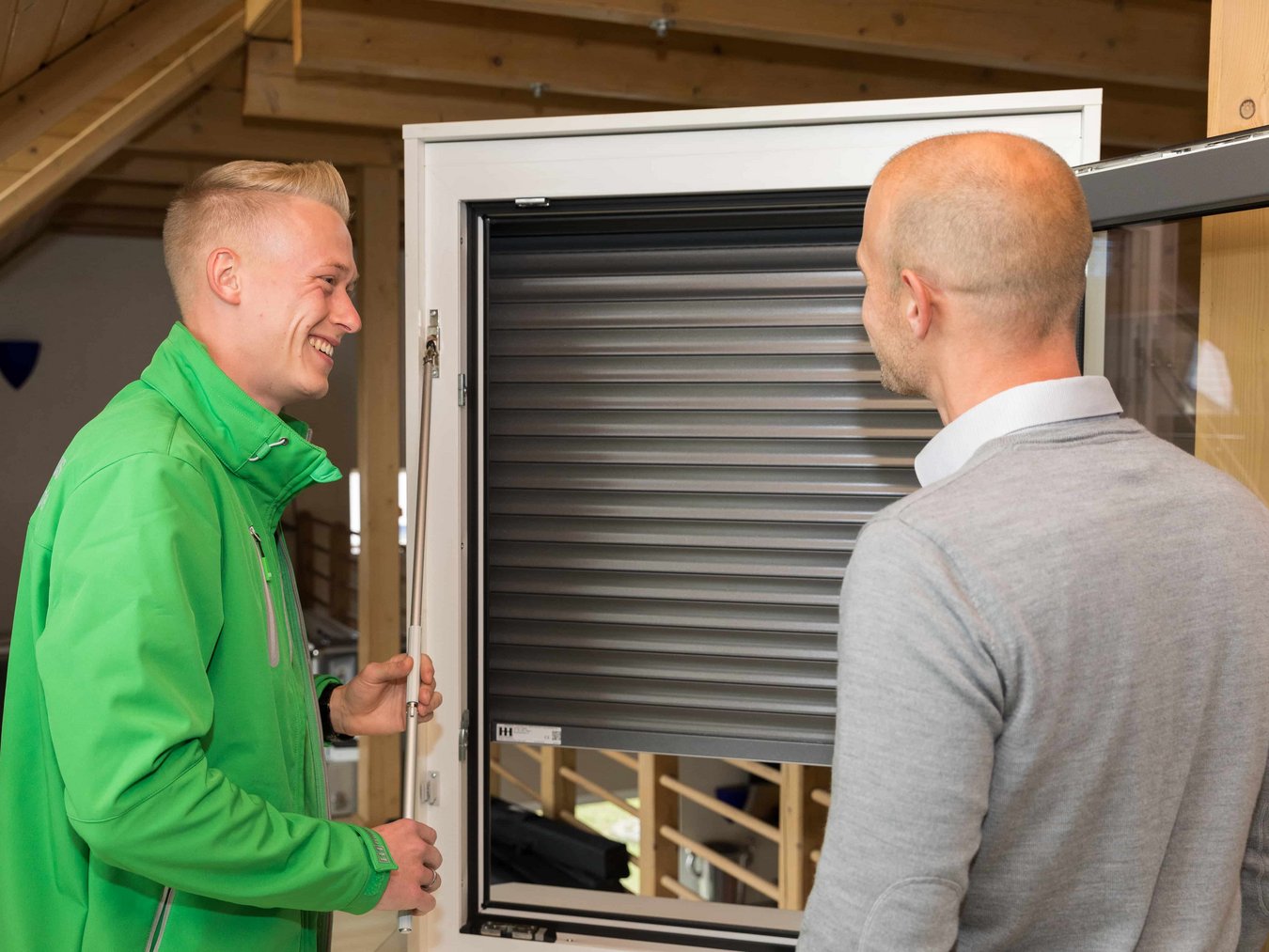 HEIM & HAUS Kundengespräch über einen Rollladen in der Verkaufsleitung Eitorf