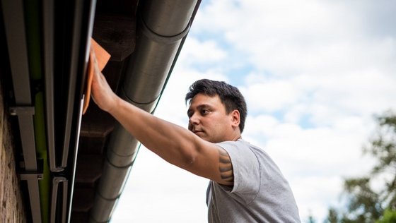 Handwerker auf Leiter