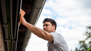 Handwerker auf Leiter