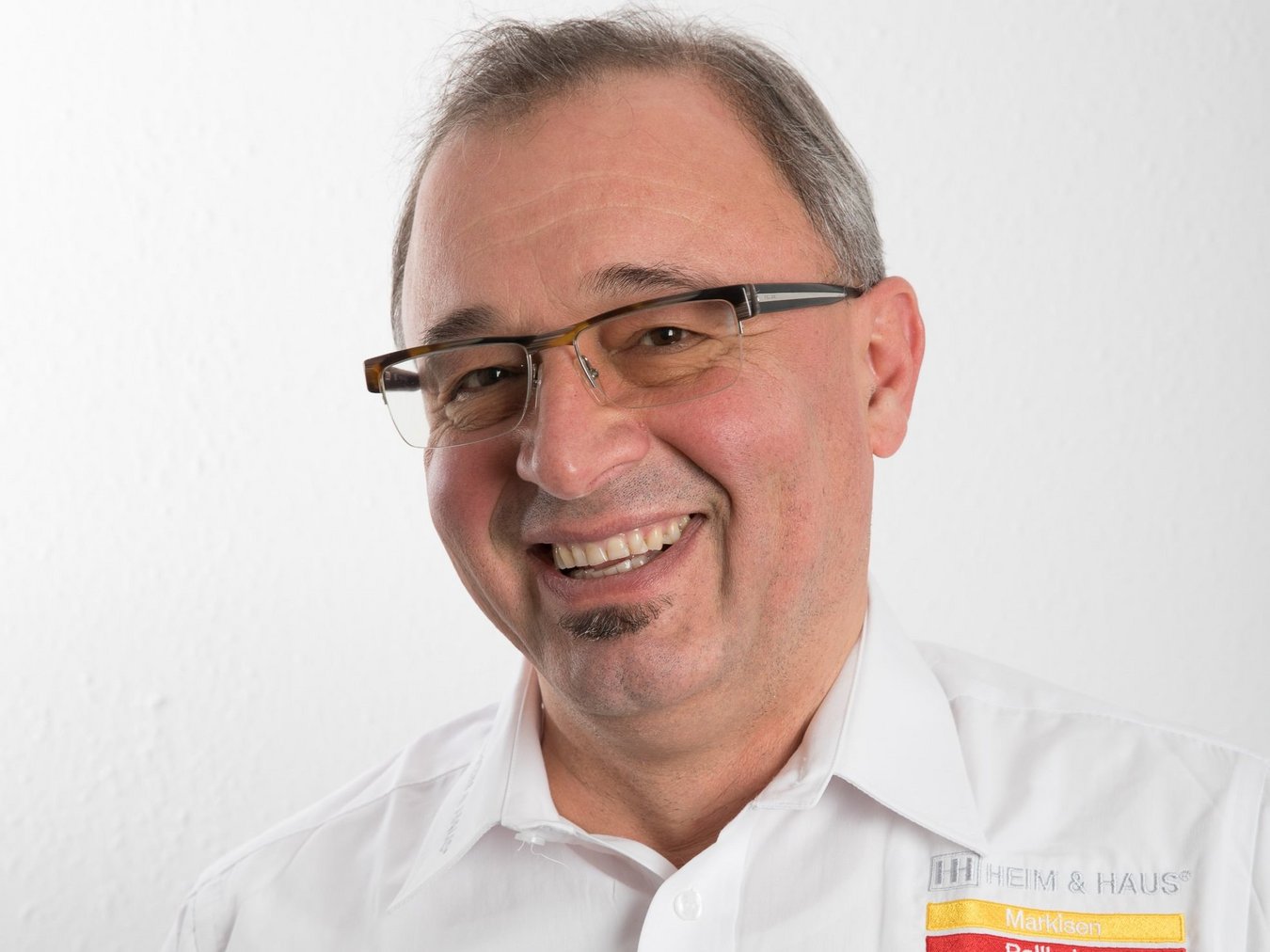HEIM & HAUS Fachberater Herr Kra der Verkaufsleitung Frankfurt mit weißem Hemd im Portrait