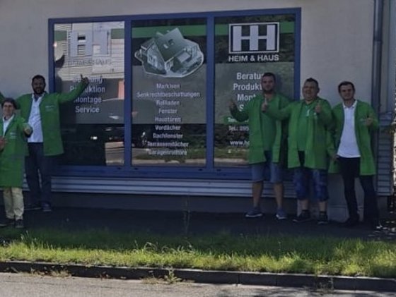 HEIM & HAUS Verkaufsleitung Bamberg im Teamfoto vor der Verkaufsleitung