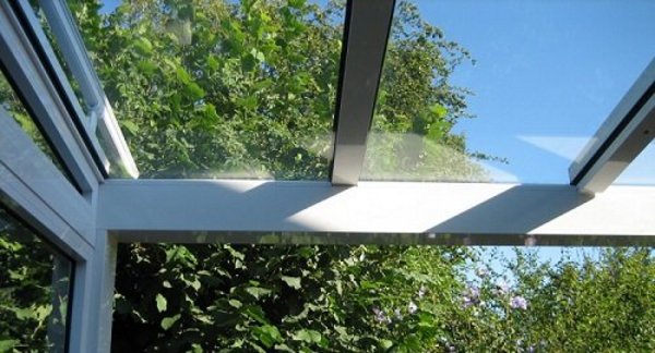 Durch ein geputztes Glasdach kann die Sonne wieder strahlen Terrassendach aus Glas im Detail