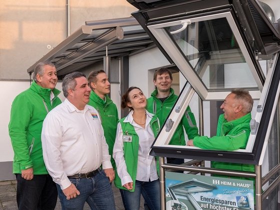 HEIM & HAUS Teamfoto der Verkaufsleitung Frankfurt an einem Dachfensterexponat