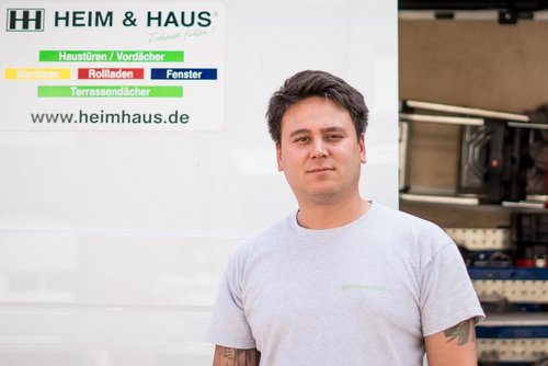 Handwerker vor seinem Fahrzeug