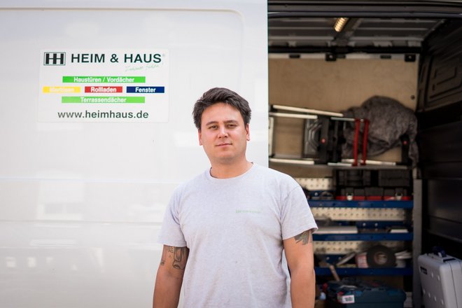 Handwerker vor seinem Fahrzeug