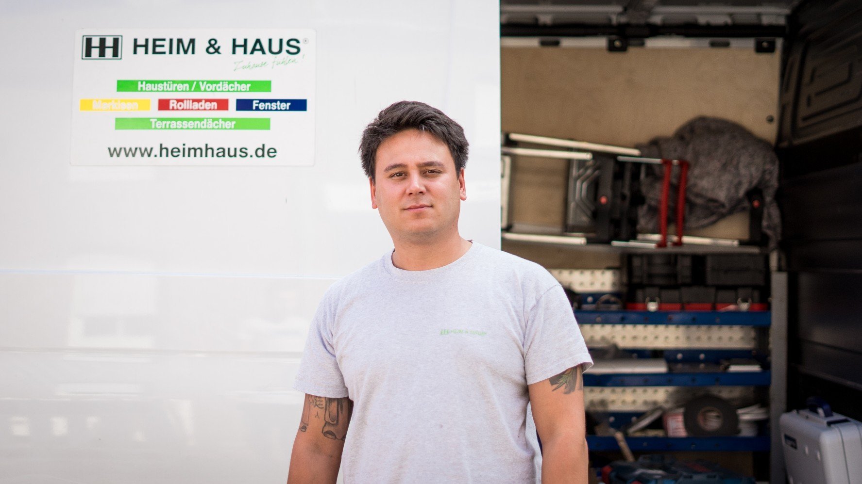 Handwerker vor seinem Fahrzeug