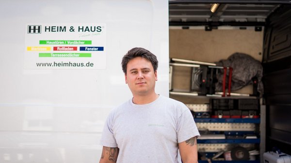 Handwerker vor seinem Fahrzeug