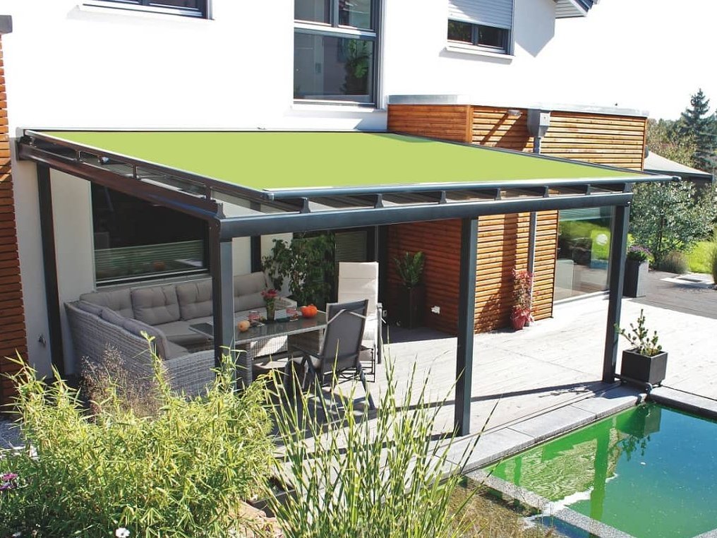 Allroundtalent Terrassendach: Wetterschutz und Sonnenschutz einfach kombinieren Terrassendach mit grüner Wintergartenmarkise