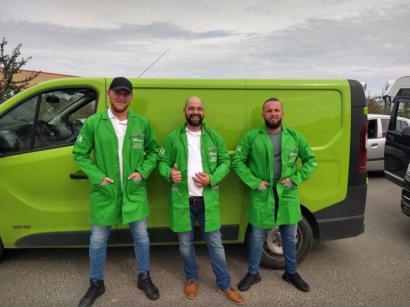 HEIM & HAUS Fachberater Herr Hirsch, Herr Rettig und Herr Ehner an einem Auto