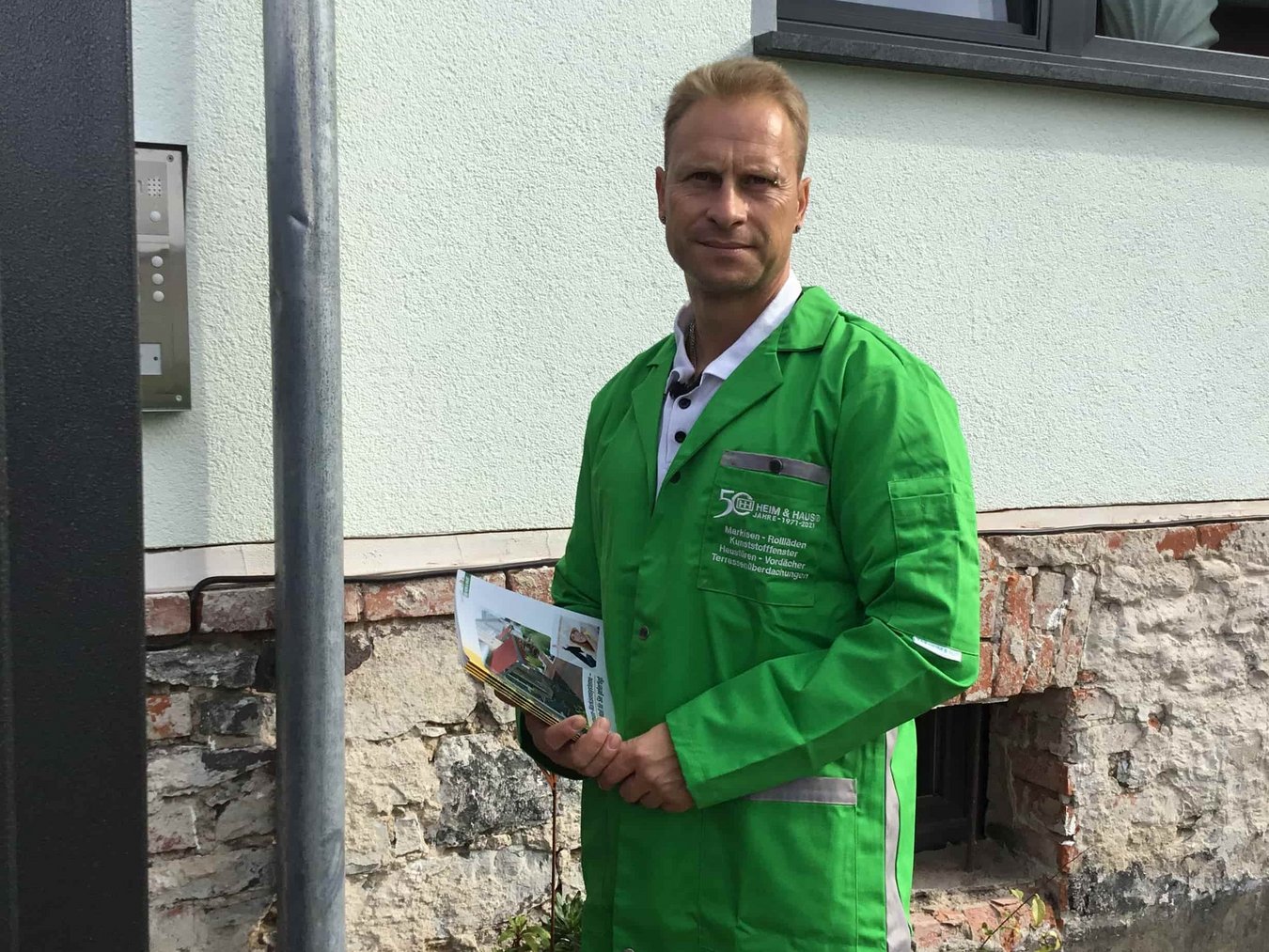 HEIM & HAUS Fachberater Herr Dürremann der Verkaufsleitung Magdeburg mit einem Prospekt