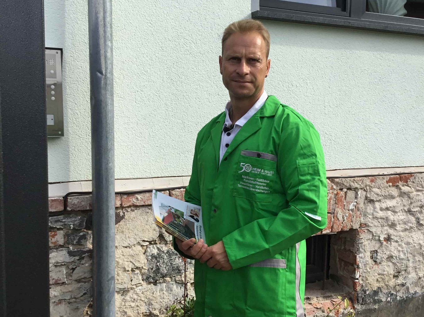 HEIM & HAUS Fachberater Herr Dürremann der Verkaufsleitung Magdeburg mit einem Prospekt