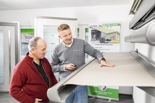 HEIM & HAUS Kundengespräch der Verkaufsleitung Stuttgart an einem Markisenexponat