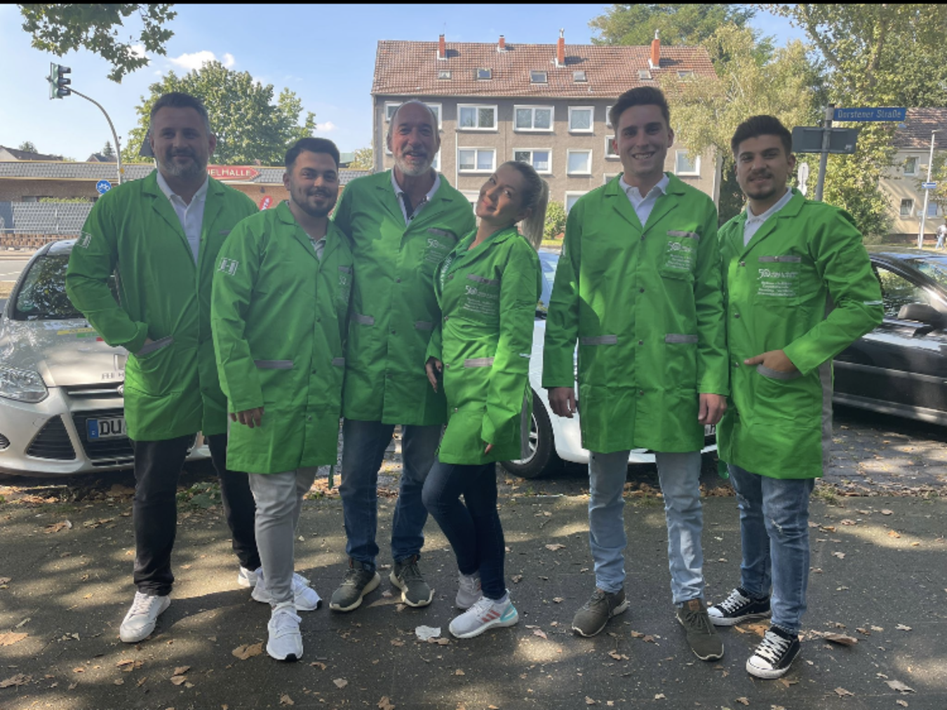 HEIM & HAUS Teamfoto der Verkaufsleitung Wesel vor einigen HEIM & HAUS Auto