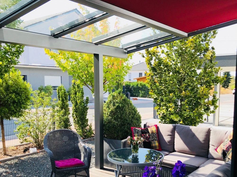 Rote Wintergartenbeschattung unter Glasdach