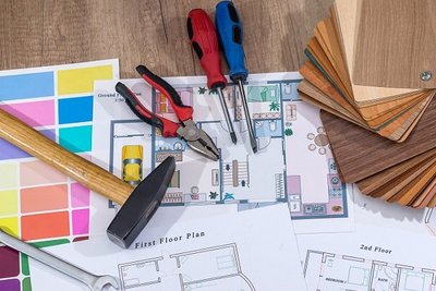 Architekturplan mit Werkzeugen und Farbpaletten