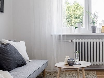 Wohnzimmer mit Heizkörper unter Fenster